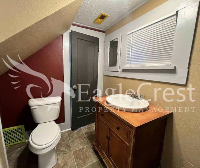 Building Photo - Comfortable 5 Bedroom Home with Modern Touches, Large Bedrooms & Front Porch