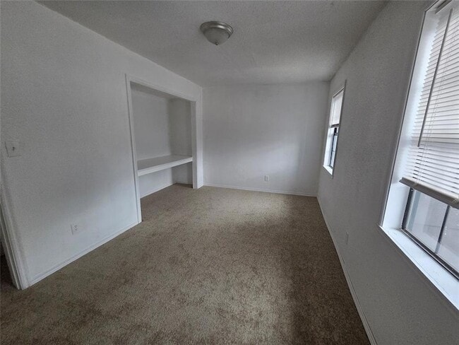 Building Photo - 401 SE 12th St