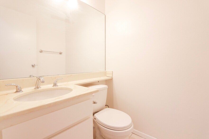 Building Photo - 1328 S Bundy Dr