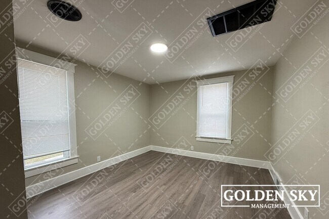 Building Photo - 1224 E Main St