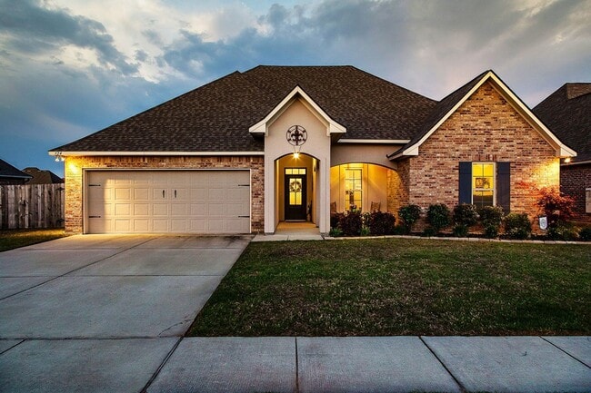 Building Photo - 324 Camelback Dr