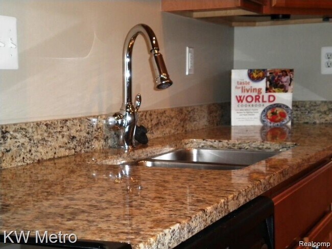 Building Photo - 350 N Main St