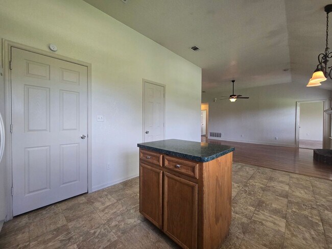 Building Photo - 2305 Amethyst Dr