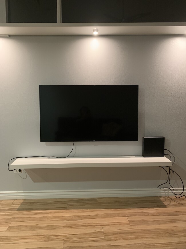 Building Photo - 101 Market St