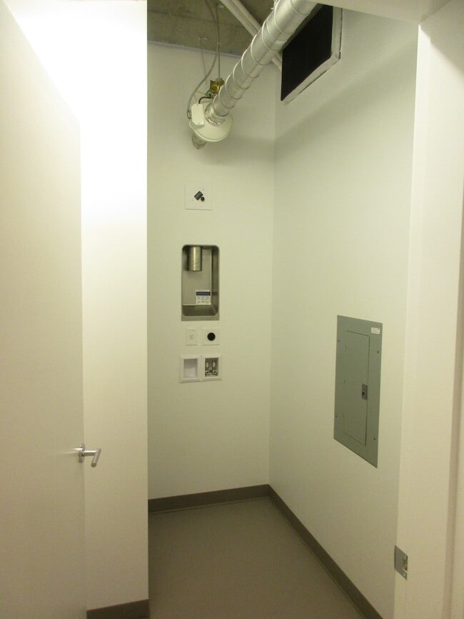 Building Photo - Vista Condominiums - 1 bedroom/1 bath Pearl District condo w/parking/storage/amenities/most utili...