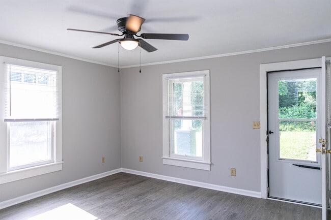 Building Photo - 115 E Parker Rd