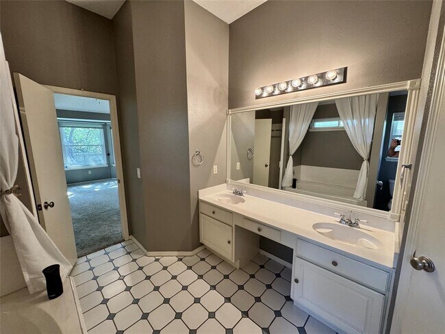 Building Photo - 8311 Edgemoor Pl
