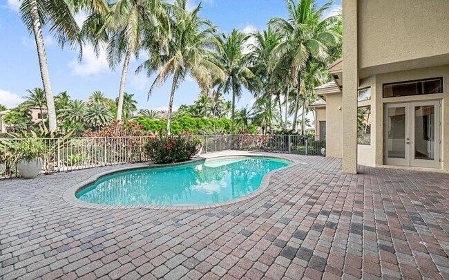 Building Photo - 10513 Versailles Blvd