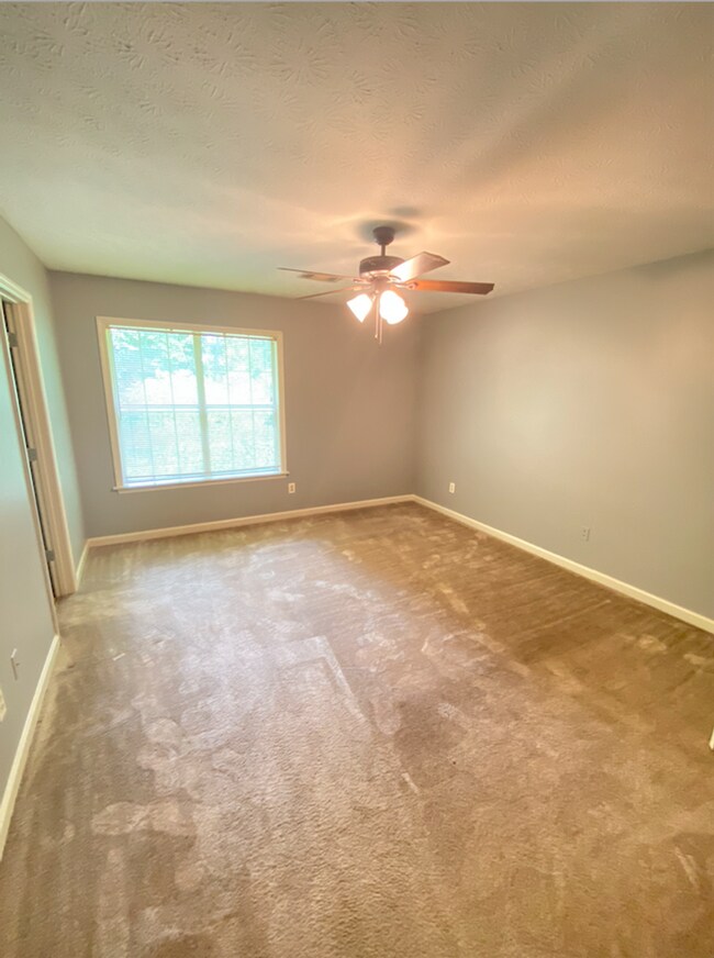 Building Photo - Northpointe Duplex Available for May!