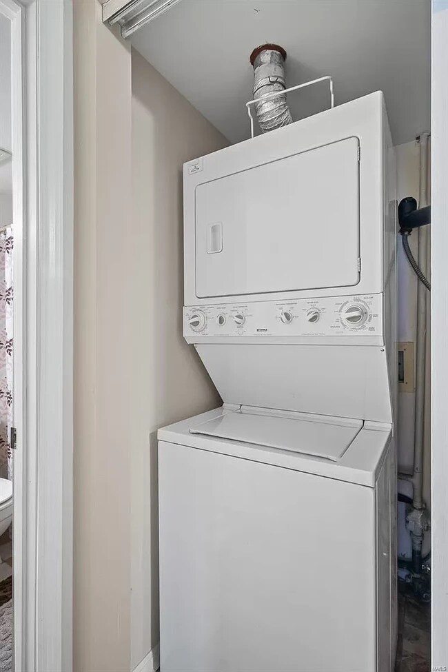 Building Photo - 700 Ridgeside Dr