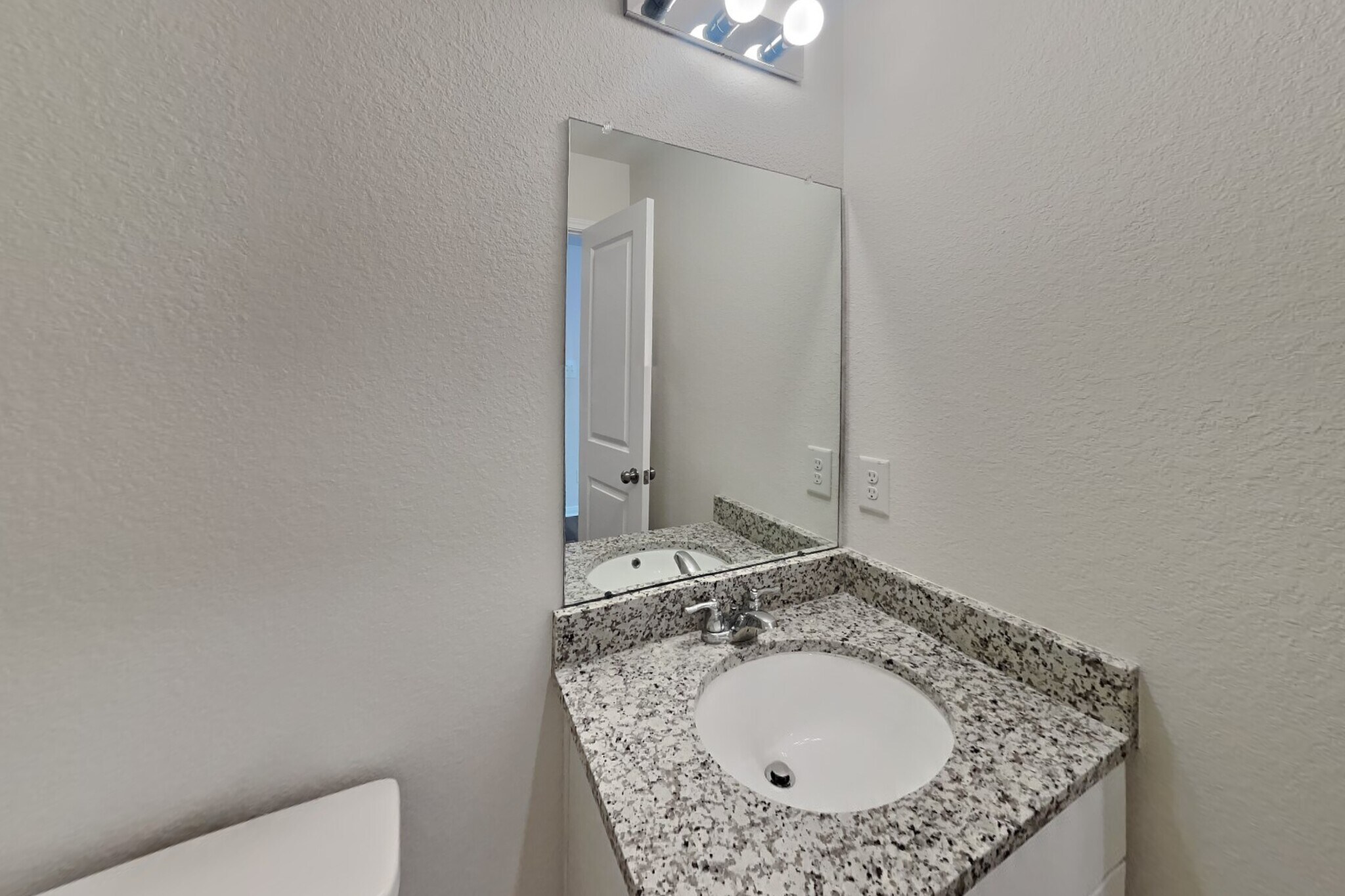 Building Photo - 15673 Del Norte Dr