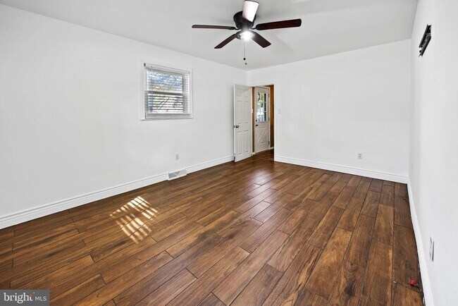 Building Photo - 24 Maple Ave