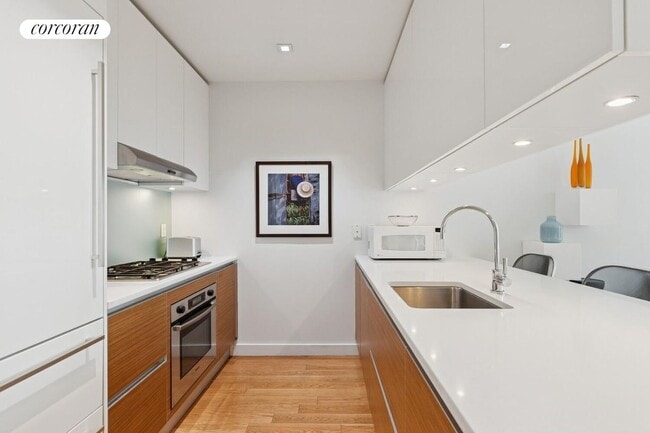 Building Photo - 555 W 59th St