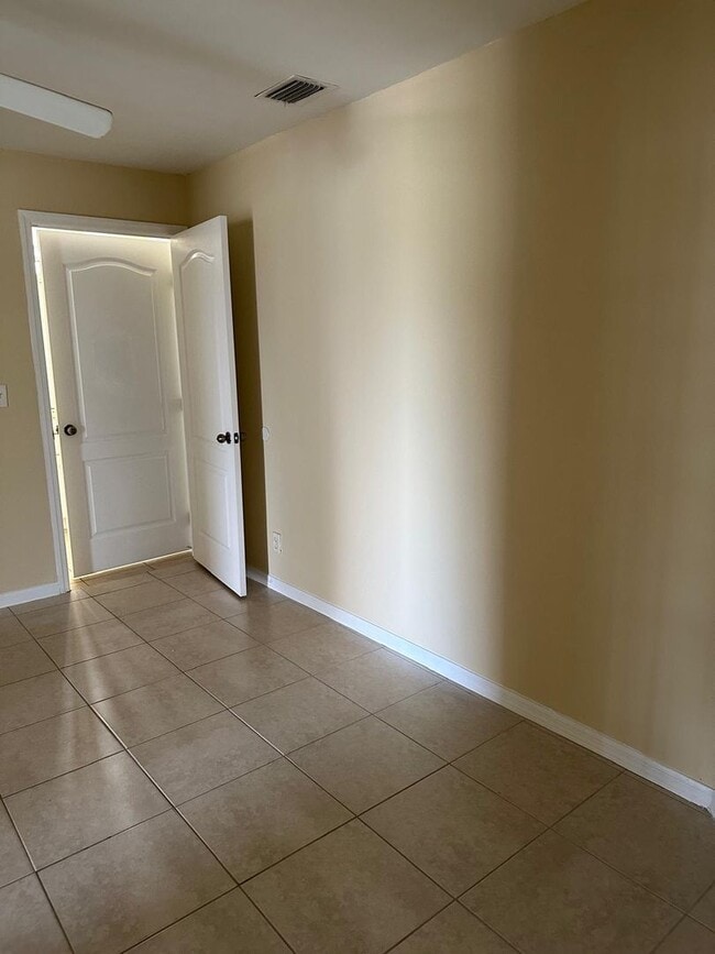 Building Photo - Spacious 3-Bed + Den Home with 2-Car Garag...