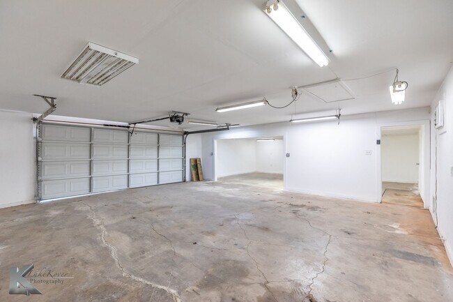 Building Photo - 3 bed, 1.5 bath, XL living room, XL garage...