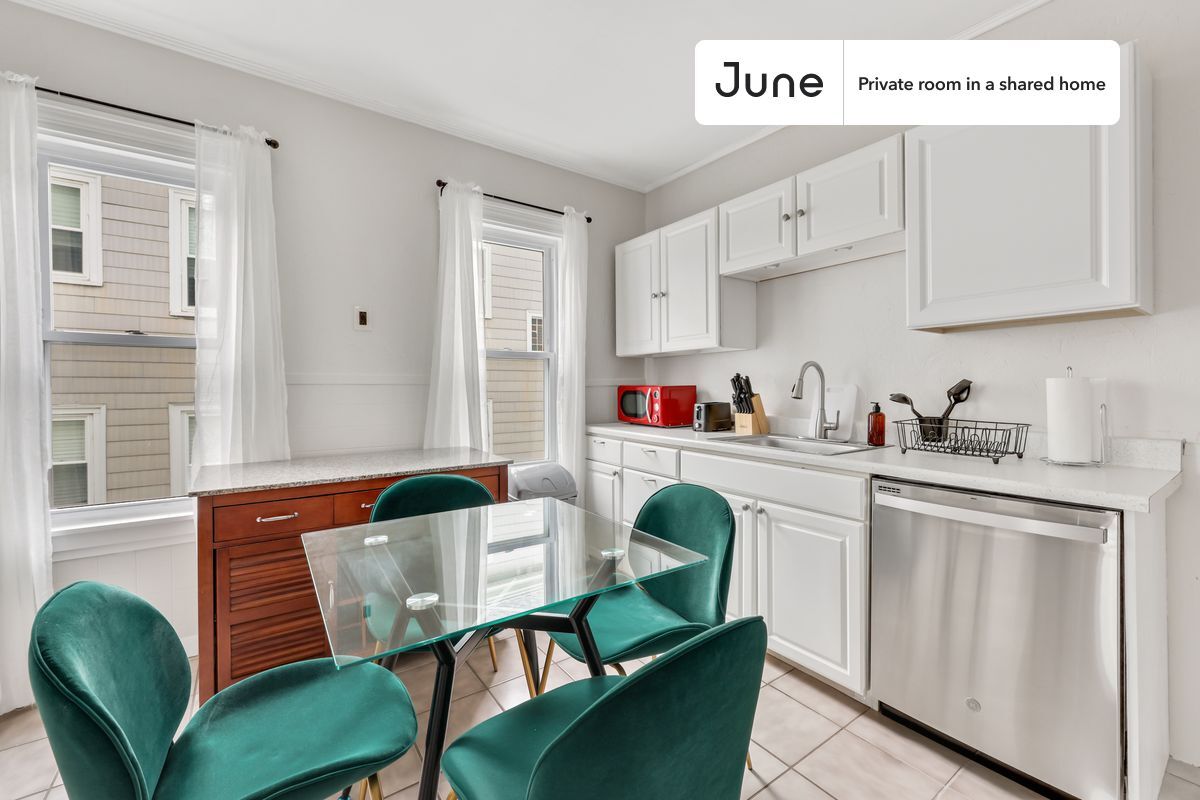 Building Photo - Room in Shared 3 bed/1 bath home