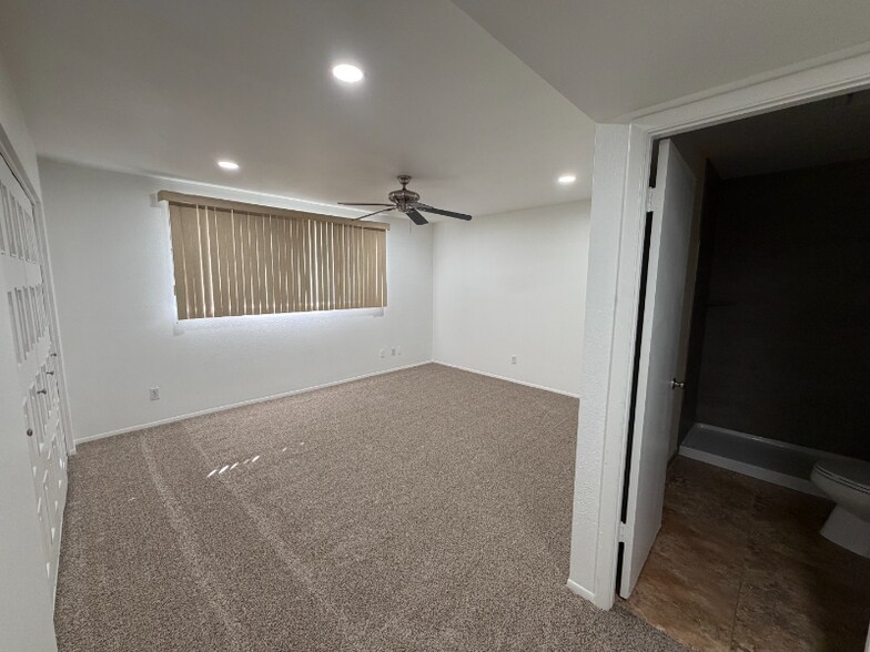 Building Photo - 1161 E Diamond Dr