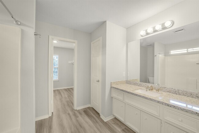 Building Photo - 750 Redwing Park Dr