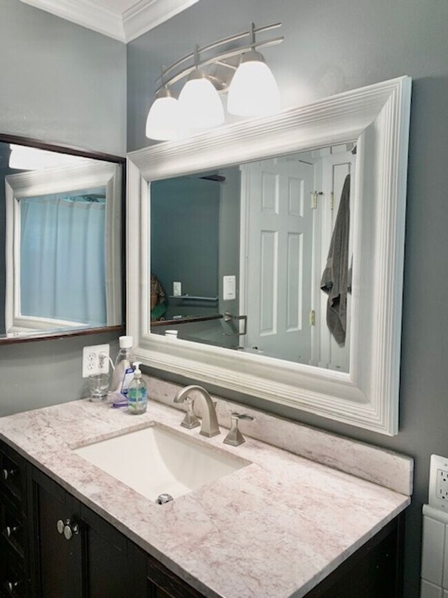 Building Photo - Light filled 2 BR plus 2 rooms, 2 FB including one in finished basement. Great location