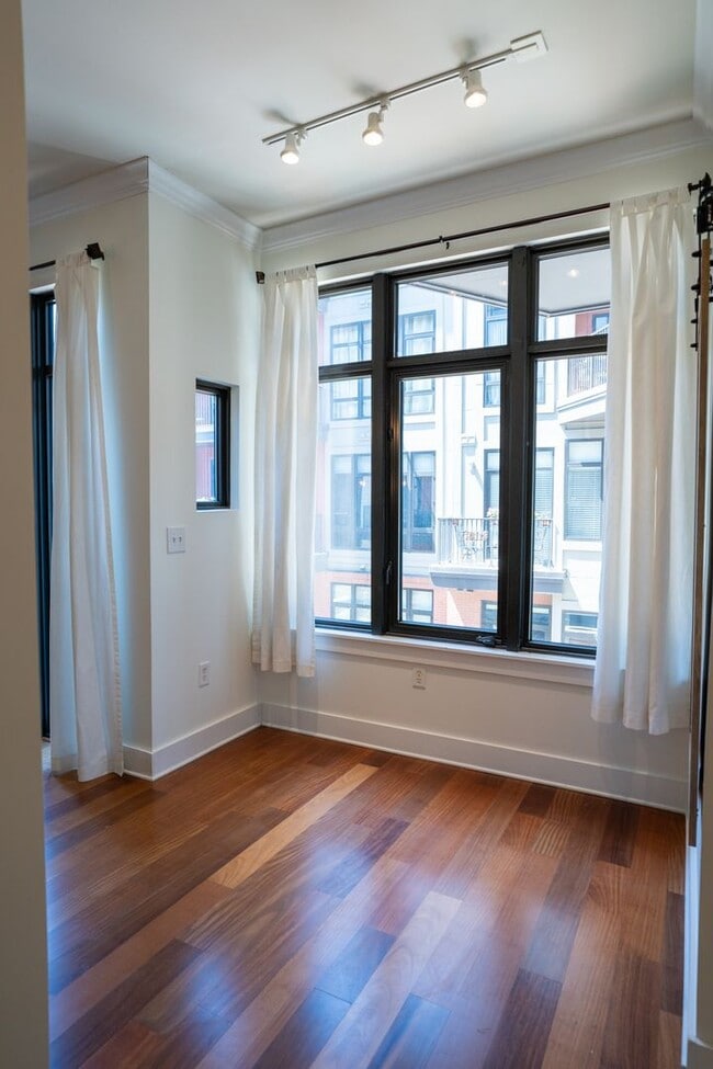Building Photo - STUDIO Condominium next to Walnut Street B...