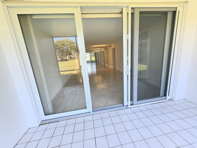 Building Photo - 3100 NE 48th Ct