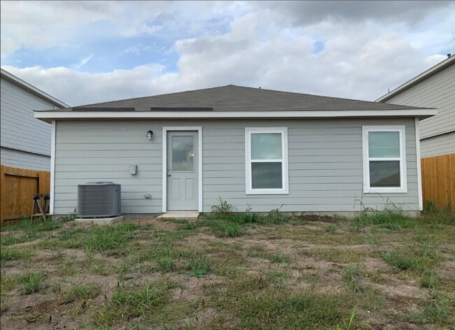 Building Photo - "Charming 3-Bed Oasis with Granite Touches...