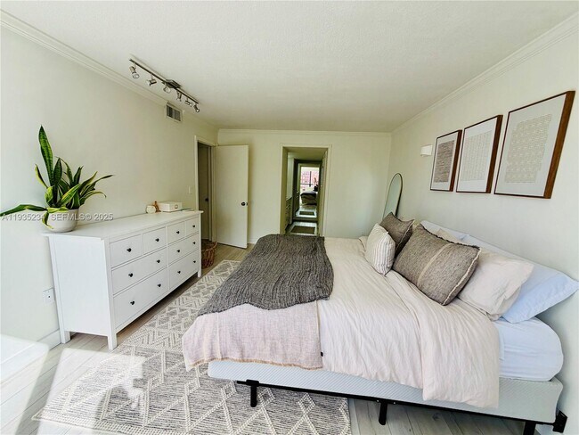 Building Photo - 1450 Brickell Bay Dr