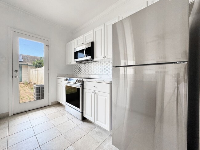 Building Photo - Pet Friendly Ewa Beach Townhouse with Cent...