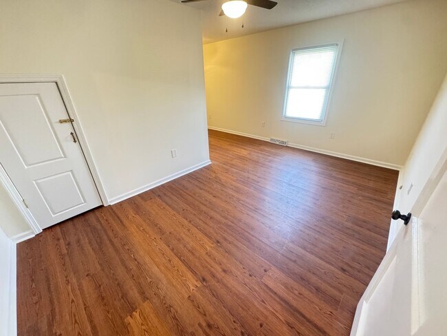 Building Photo - Very Nice Brick Home! Beautiful Country Se...