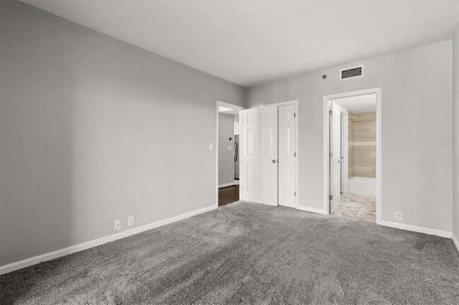 Building Photo - 3481 Lakeside Dr NE