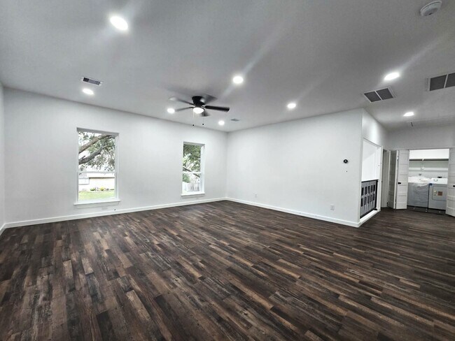 Building Photo - 14811 Wallach Dr