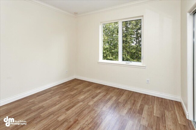 Building Photo - Spacious 5BD/3BA Home!