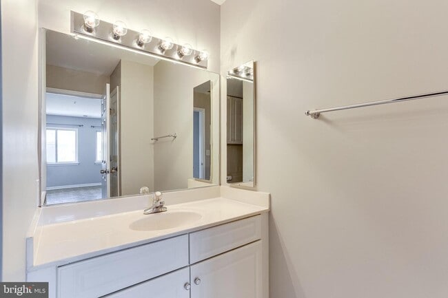 Building Photo - 31 Lambourne Rd