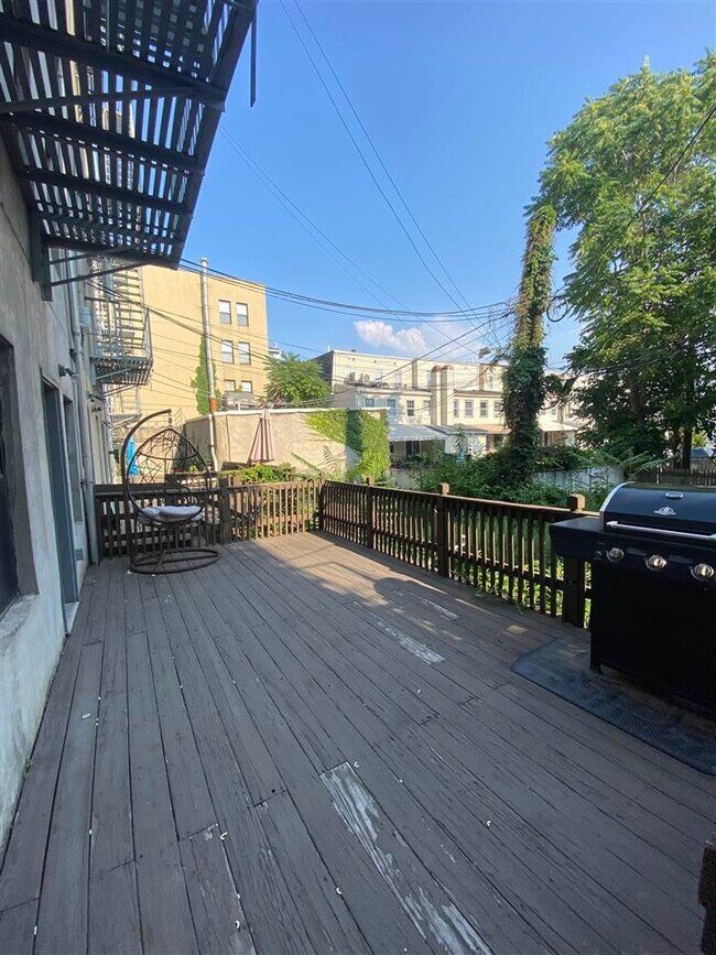 Building Photo - 409 1st St