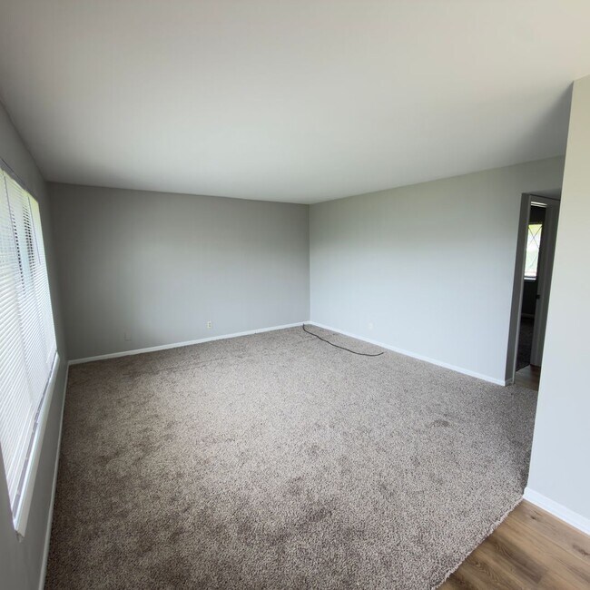 Building Photo - 2 Bedroom Upper Duplex in Breton Village!