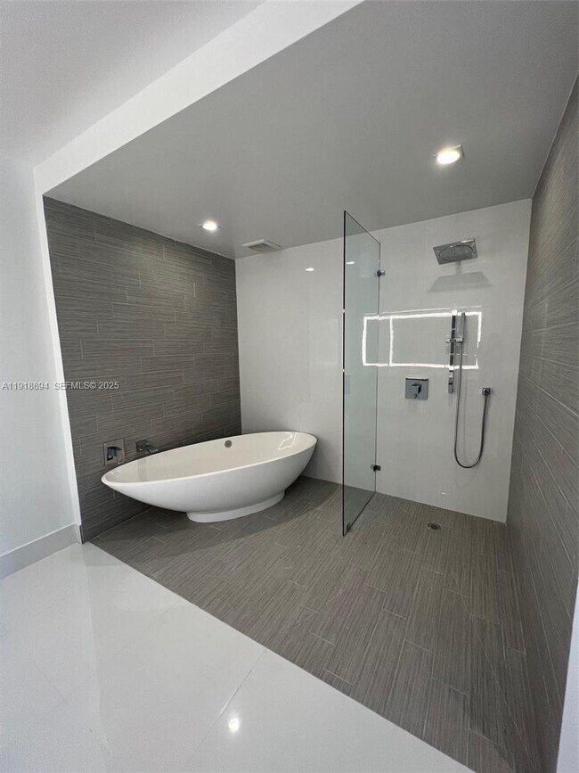 Building Photo - 300 Sunny Isles Blvd