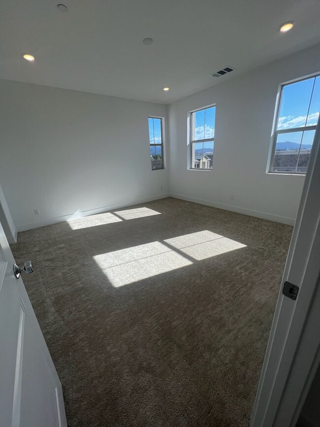 Building Photo - Camarillo - Brand New 4 bedroom, 3.5 home in