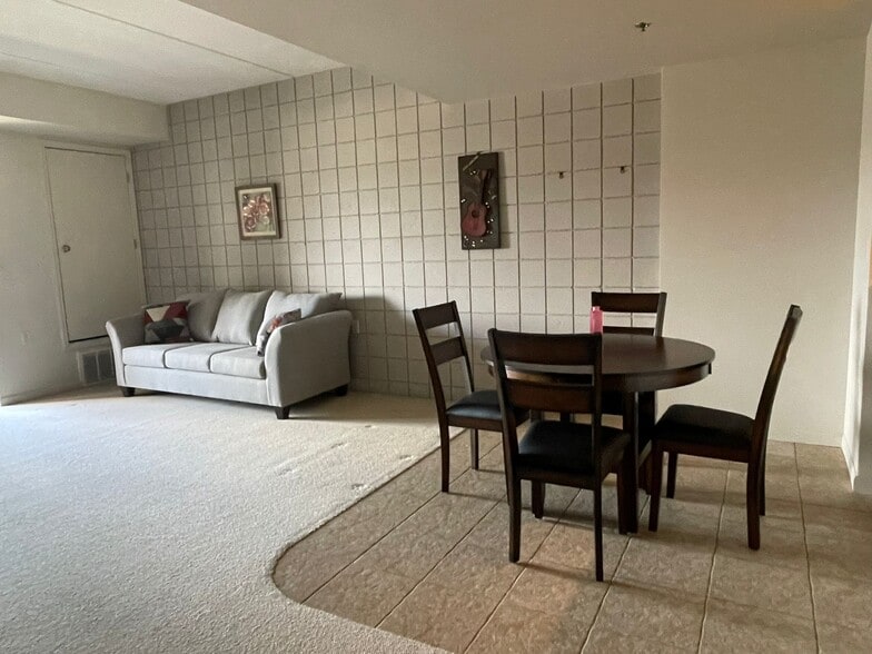 Building Photo - 400 N Richmond St