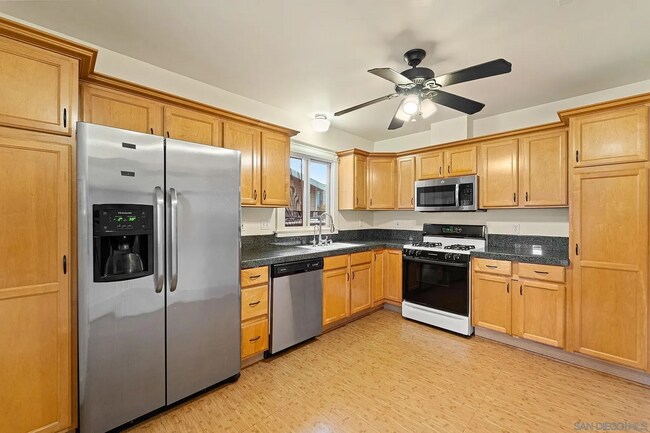 Building Photo - Charming Home with Prime Location & Ample Living Space