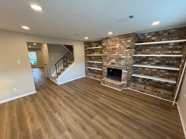 Building Photo - Newly Renovated 4 bed, 2.5 bath Townhome i...