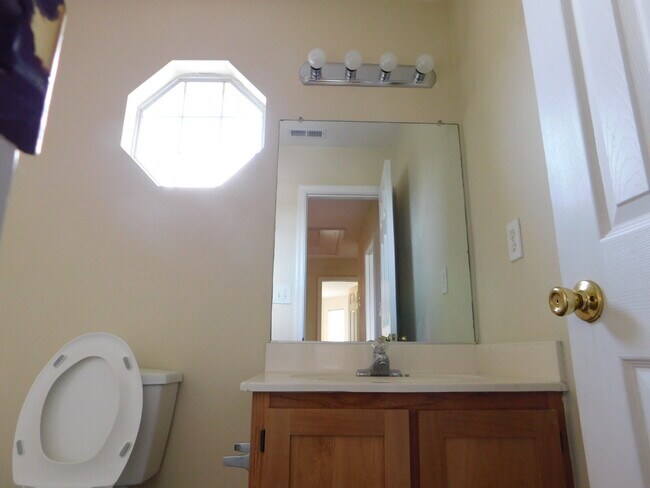 Building Photo - "Spacious 4-Bedroom Gem on Hughart Street with 2.5 Bathrooms and 2108 Sq. Ft. of Comfort!"