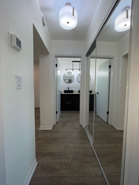 Building Photo - 8811 Bay Pointe Dr