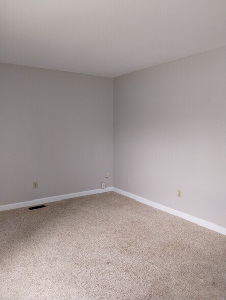 Building Photo - 728 Red Deer Ln