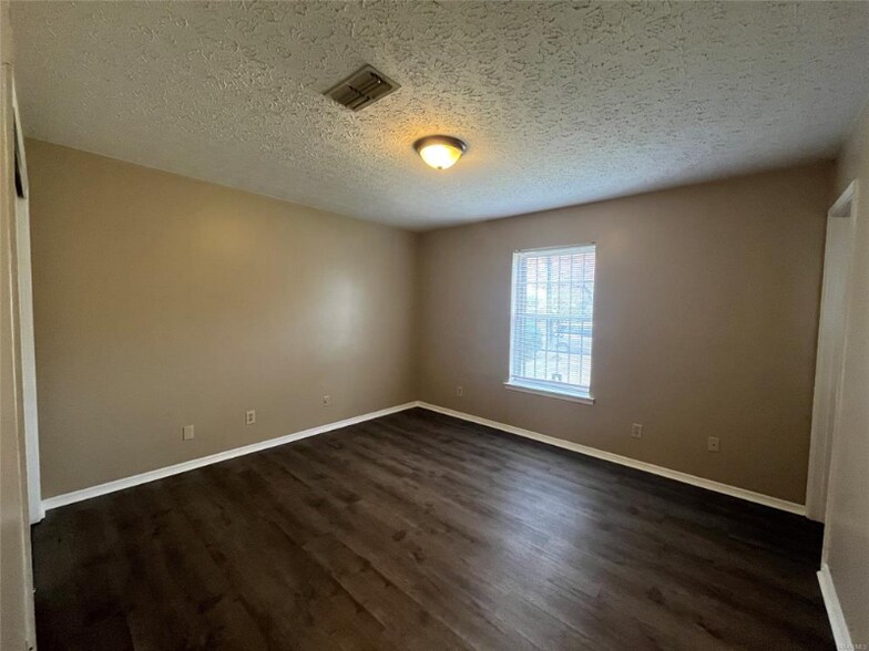 Building Photo - 4142 Strathmore Dr