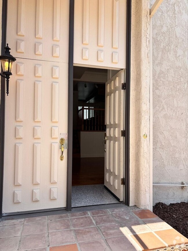 Building Photo - Welcome to this stunning 2 bedroom 2.5 bat...