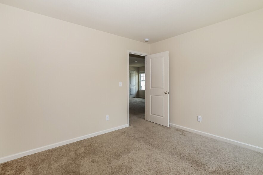 Building Photo - 968 Creekview Rd