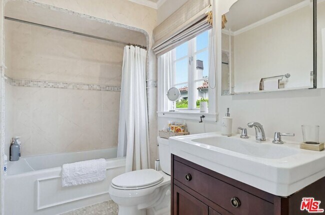 Building Photo - 516 S Rimpau Blvd