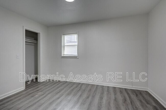 Building Photo - 208 E Park St