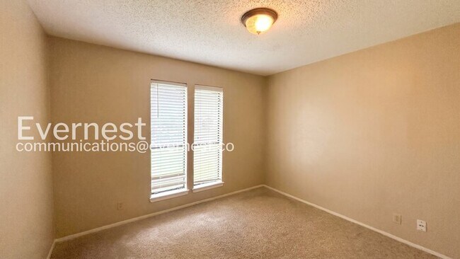 Building Photo - 3 Bed, 2 Bath Home with Fenced Yard & Garage / Pet-Friendly / Available Now!