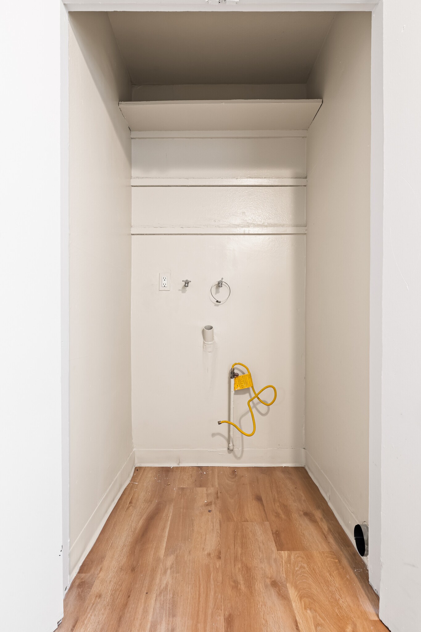 STACKABLE WASHER AND DRYER HOOK-UP - 9226 Palm St